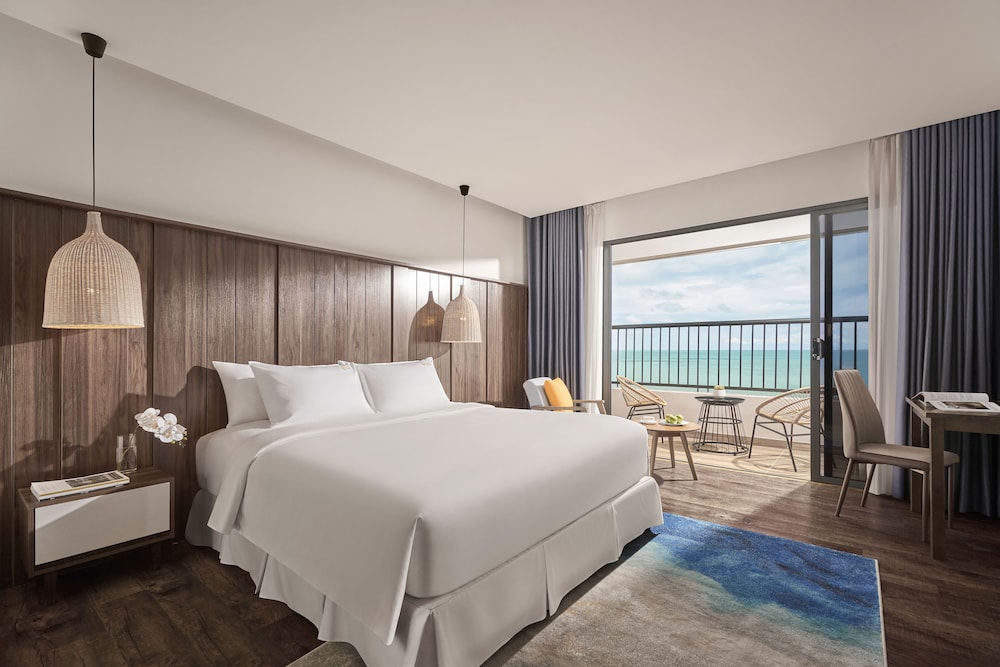 Deluxe King Ocean View With Balcony