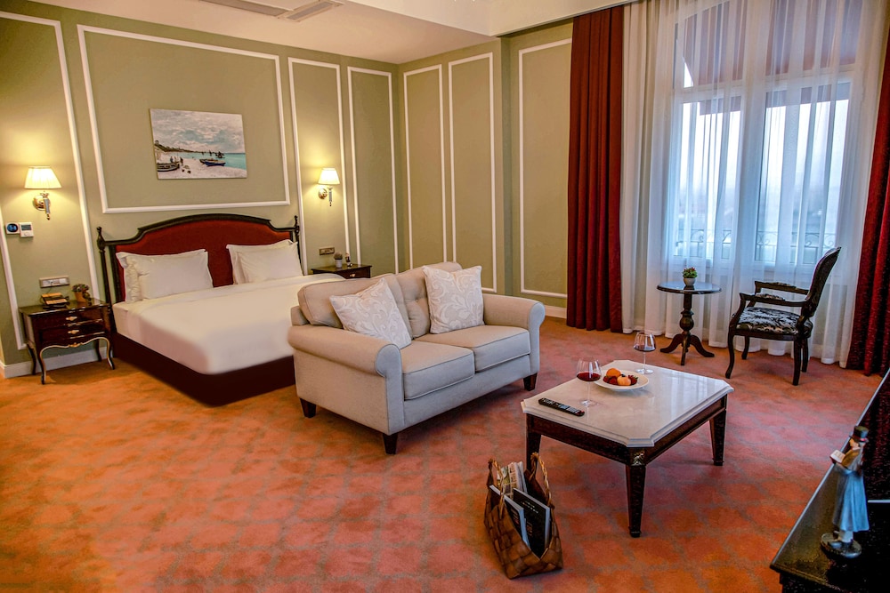 Corner Suite - Photo 1