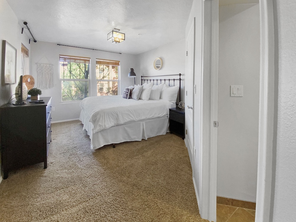 Condo, 2 Bedrooms