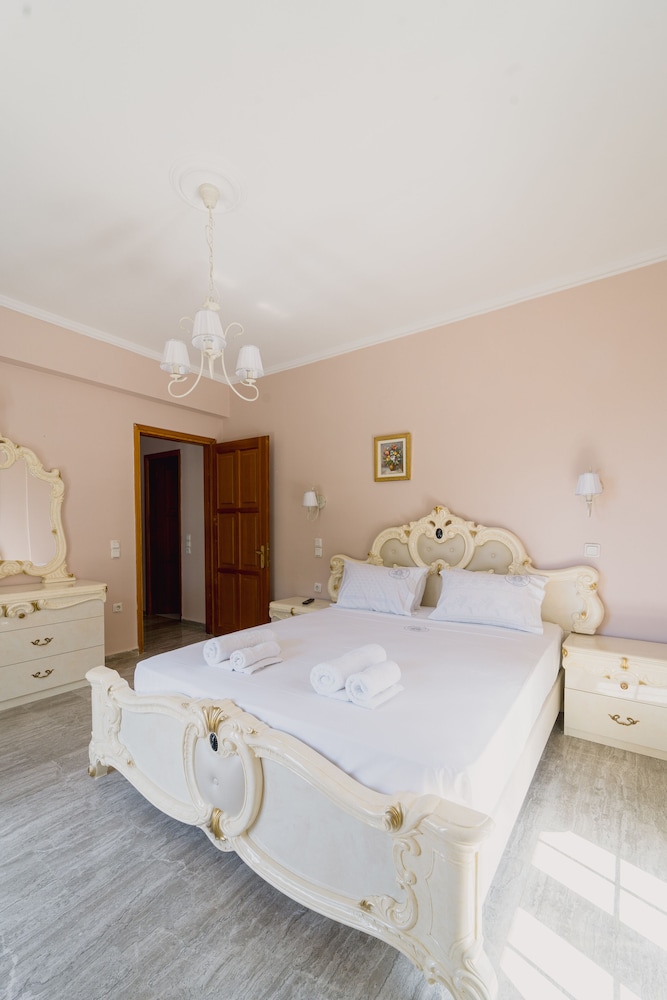 Classic Suite, 1 Bedroom, Partial Ocean View photo 3