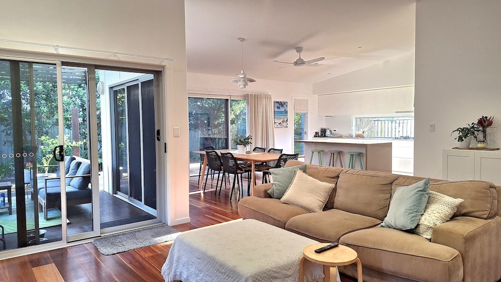 Deluxe House, Beachside photo 1