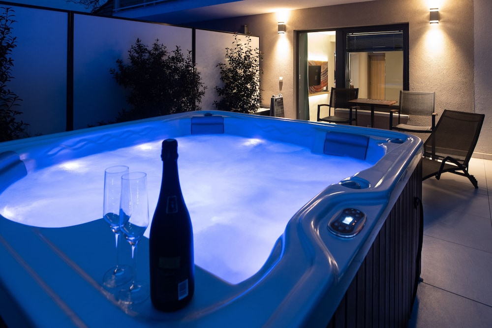 Superior Studio with Jacuzzi photo 2