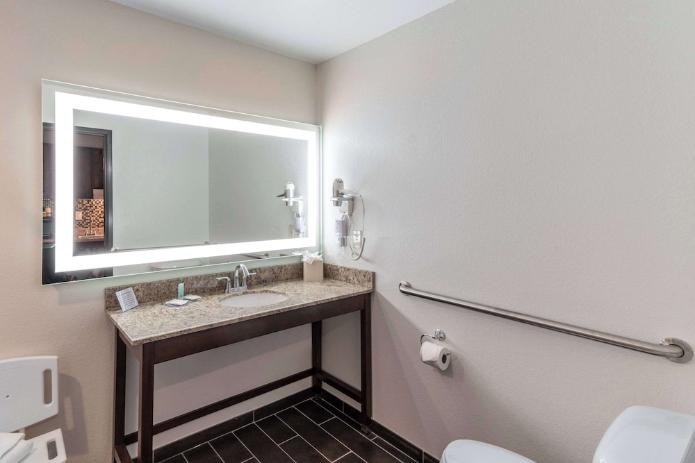 Suite, 1 King Bed with Sofa bed, Accessible, Non Smoking photo 2
