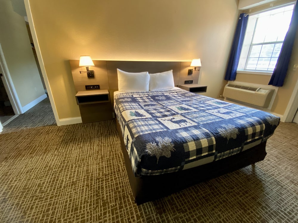 Deluxe Suite, 2 Queen Beds - Photo 2