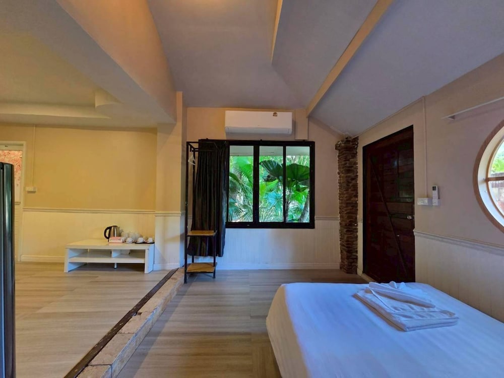 Deluxe Suite - Photo 6