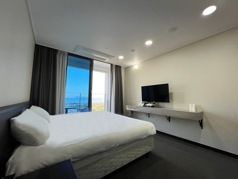 Deluxe King (Park Ocean View) - Photo 3