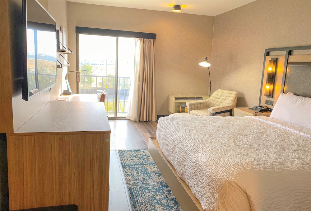 Room, 1 King Bed (Mobility Accessible, Tub)