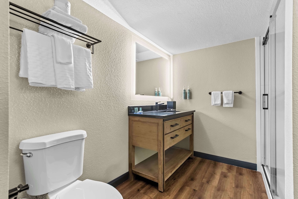 Family Suite, Multiple Beds, Non Smoking (with Sofabed) - Photo 6