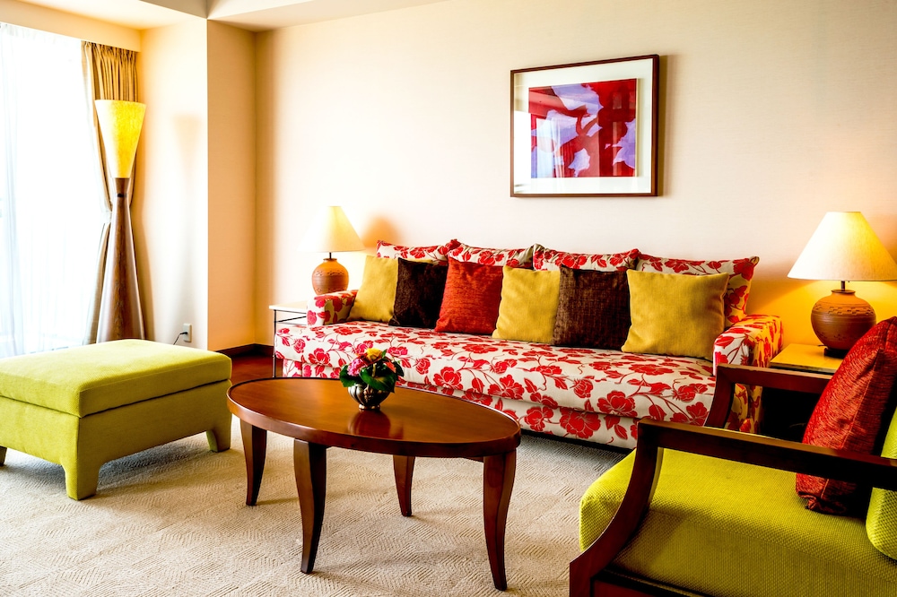 Royal Ocean Suite (With Lounge Access) photo 3
