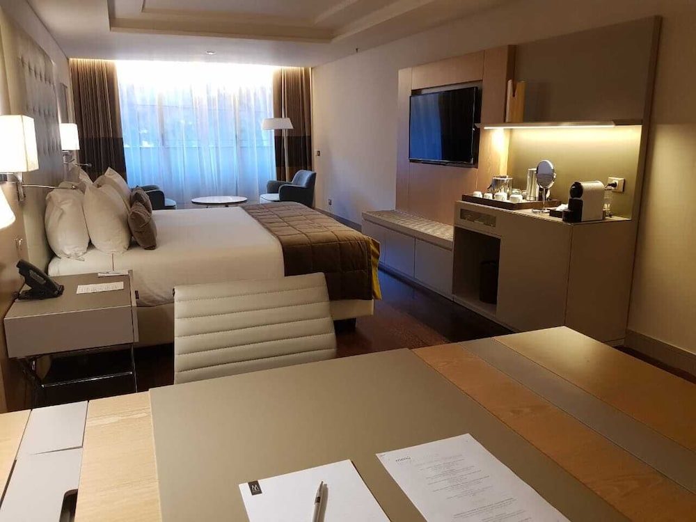 Deluxe Suite, 1 Double Bed, Accessible, Park View thumbnail 5