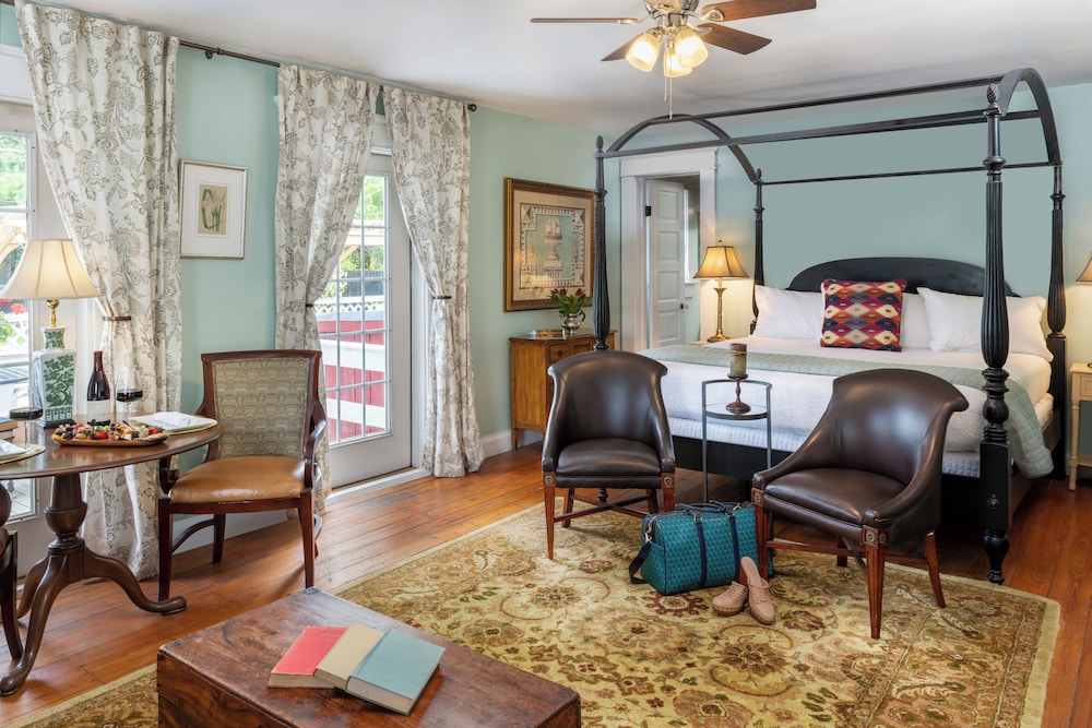 Classic Room, 1 King Bed with Sofa bed, Patio (Pembroke Room) photo 1