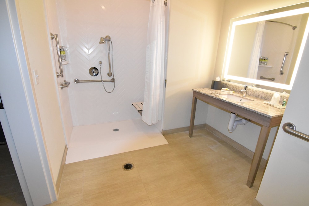 Standard Room, 2 Queen Beds, Roll-in Shower