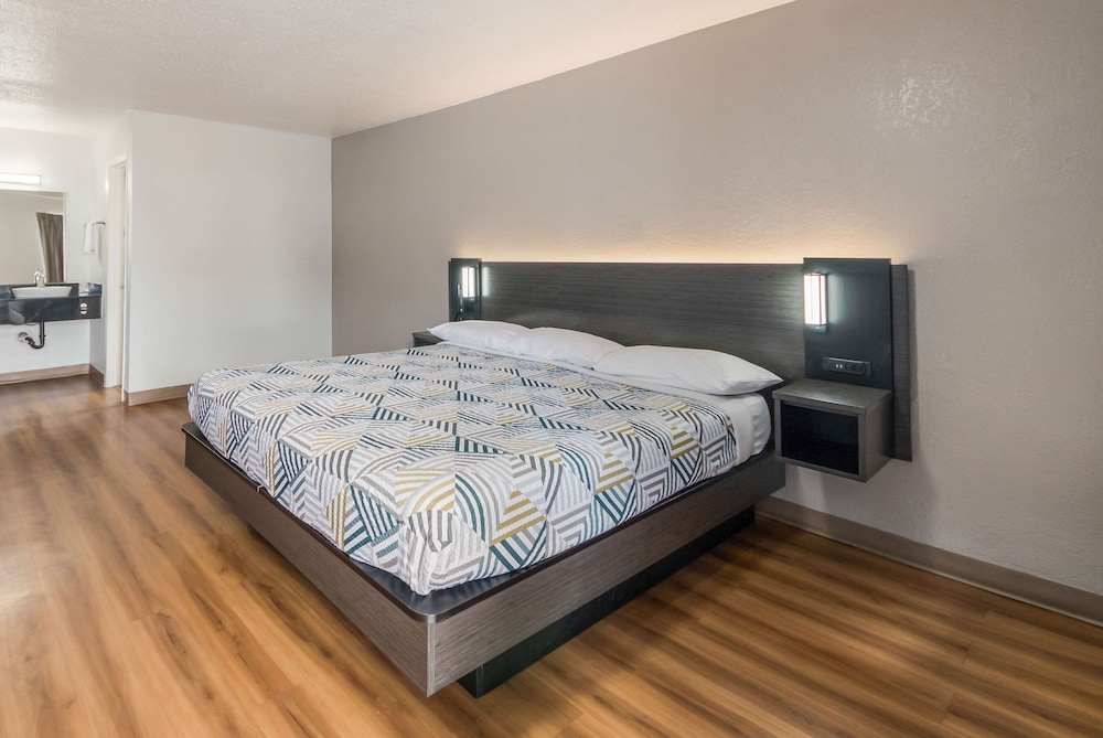 Standard Suite, 1 King Bed, Non Smoking, Kitchenette - Photo 3