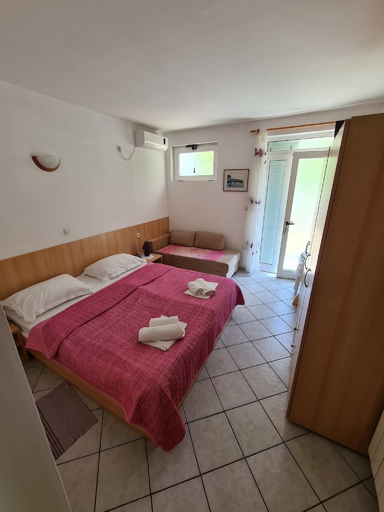 Apartment (Apartment 9)