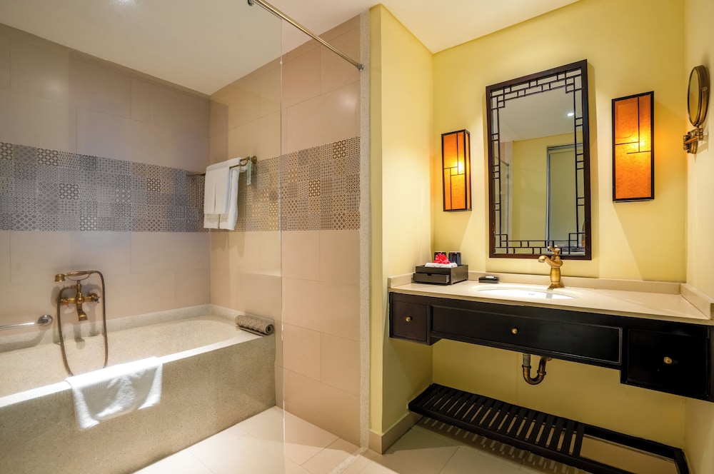 Deluxe Room, 1 Queen Bed, Balcony (Garden/City View) - Photo 2