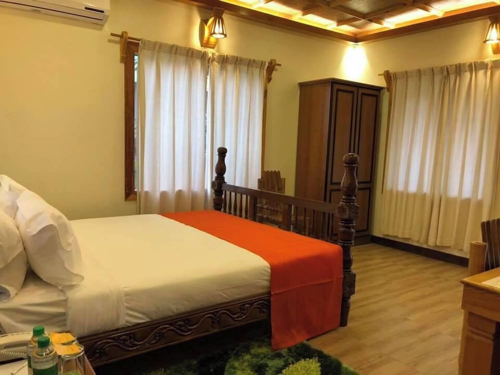 Economy Double Room, Balcony, Garden View