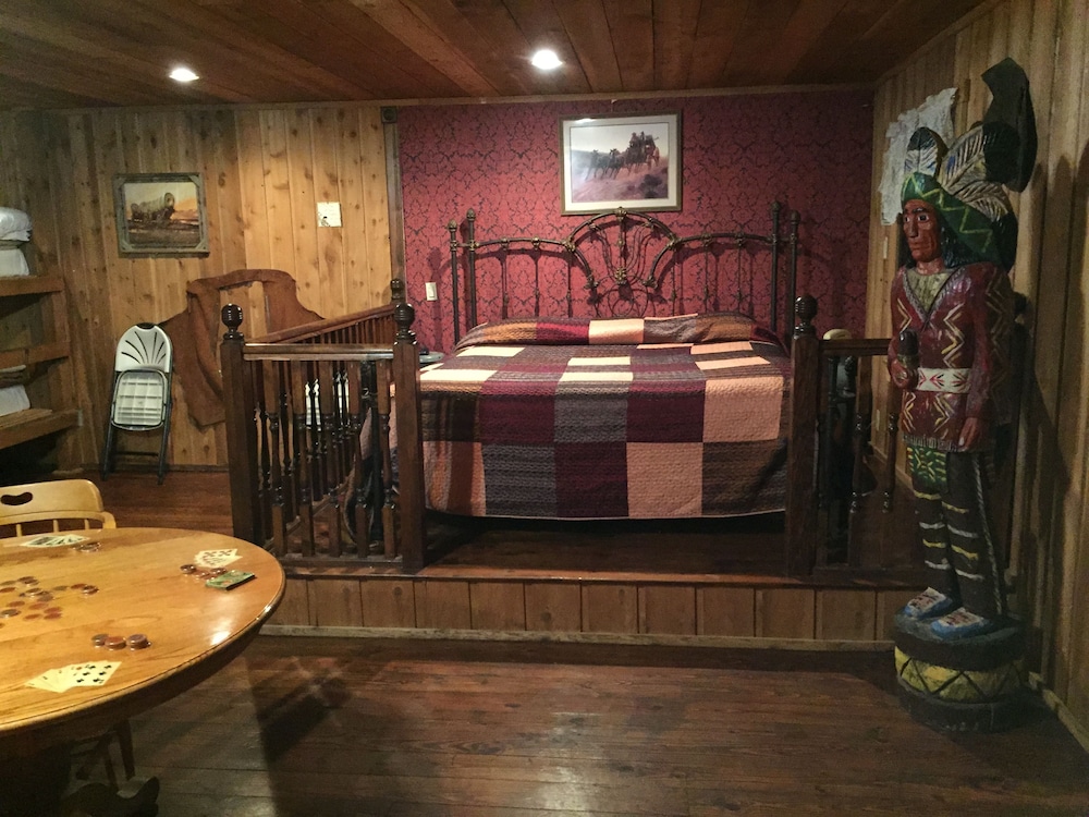 Western Themed Suite with One king size bed and One Bunk beds Room Jaccuzi, Smoking photo 1