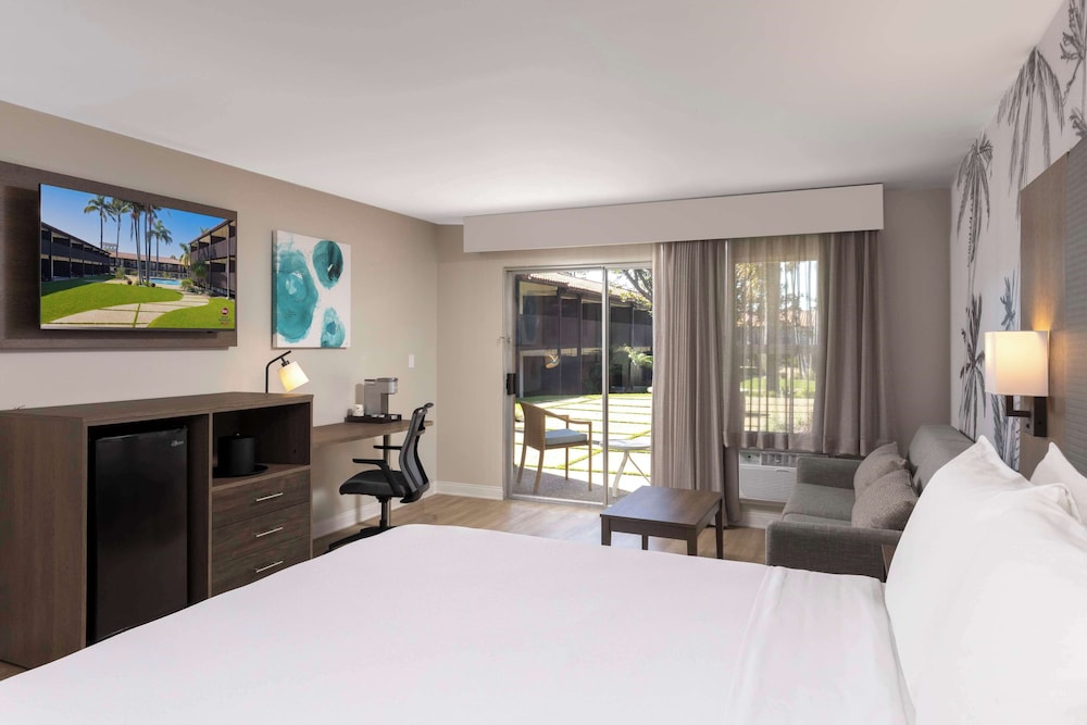 Standard Room, 1 King Bed, Non Smoking (Larger Room) photo 2