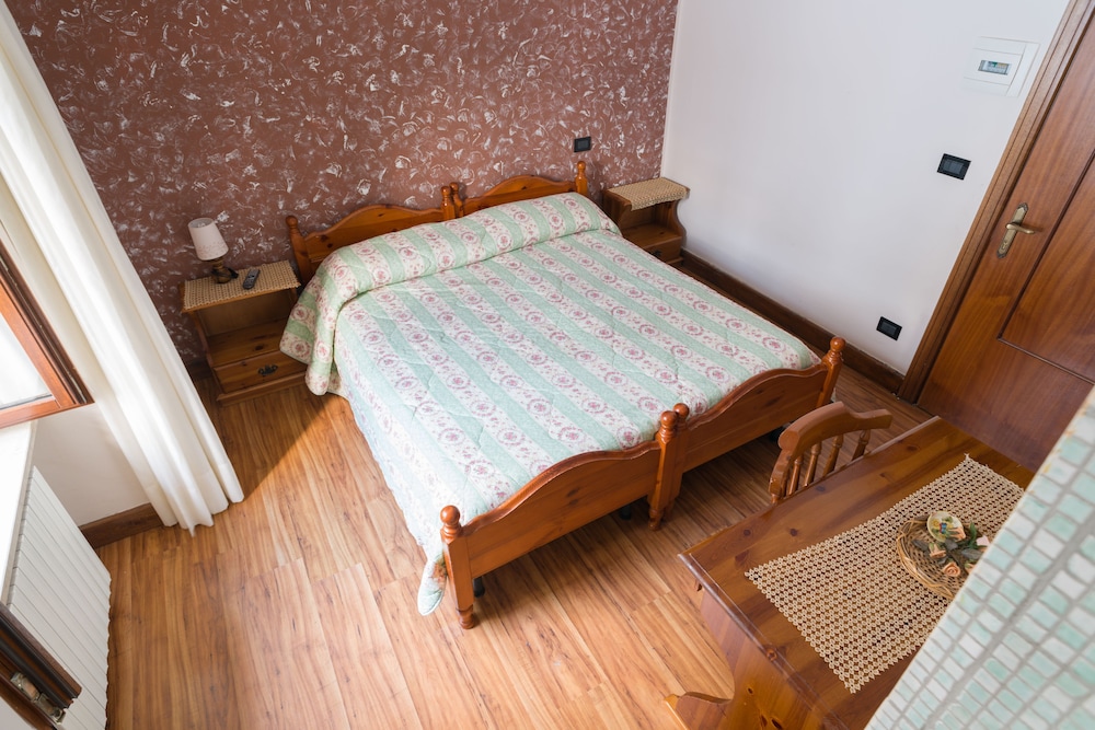 Senior Double Room, Ensuite, Courtyard Area photo 2