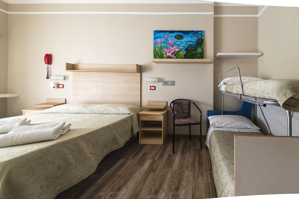 Quadruple Room - Photo 4