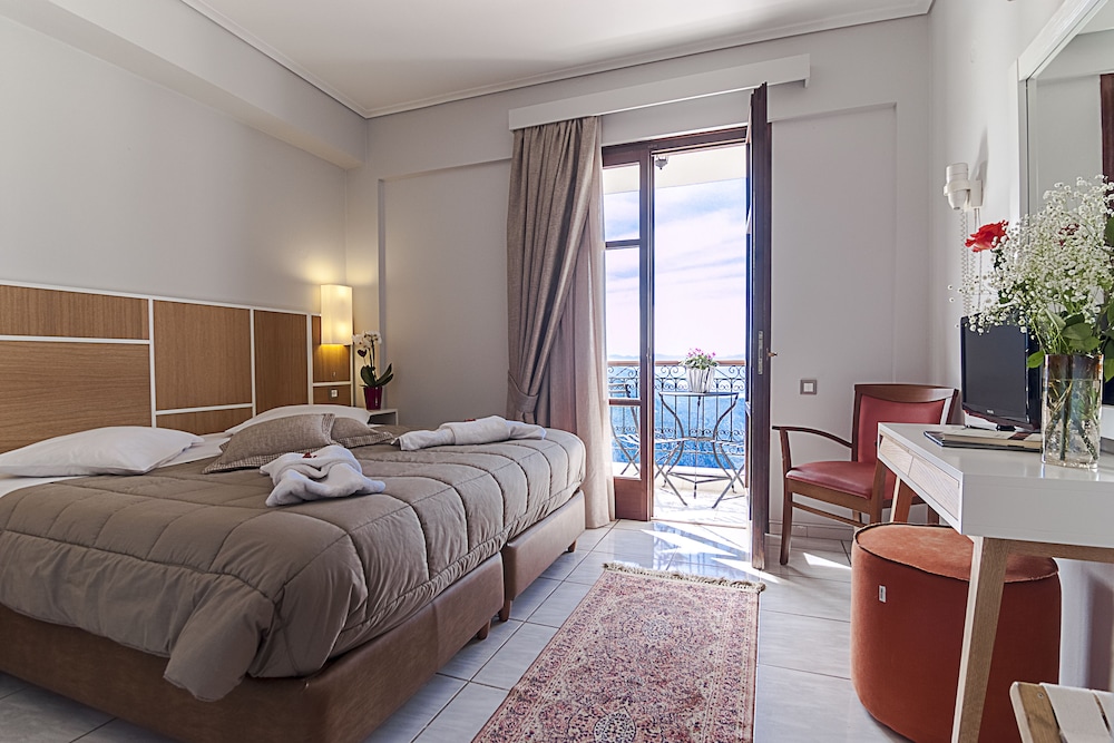 Double or Twin Room with Balcony (Panoramic View) - Photo 9