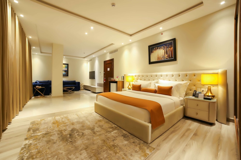 Premier Suite, 1 King Bed, Non Smoking, City View (with Extra Bed) - Photo 3