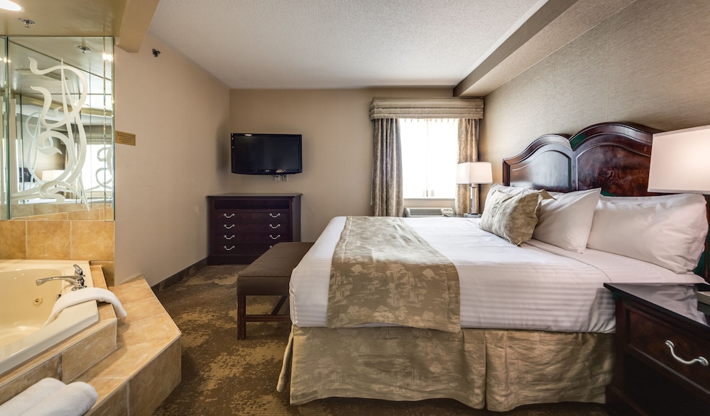 Deluxe King Suite with Jetted Tub-Separate Living Room - Photo 5