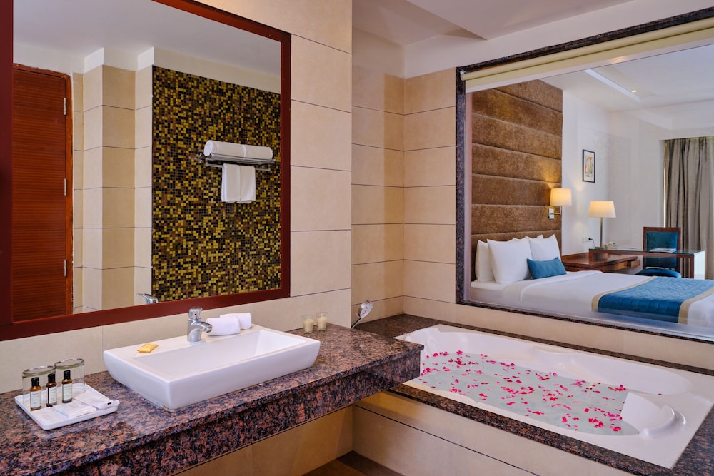 Suite, 1 King Bed with Sofa bed, Non Smoking (with Sofabed) photo 3