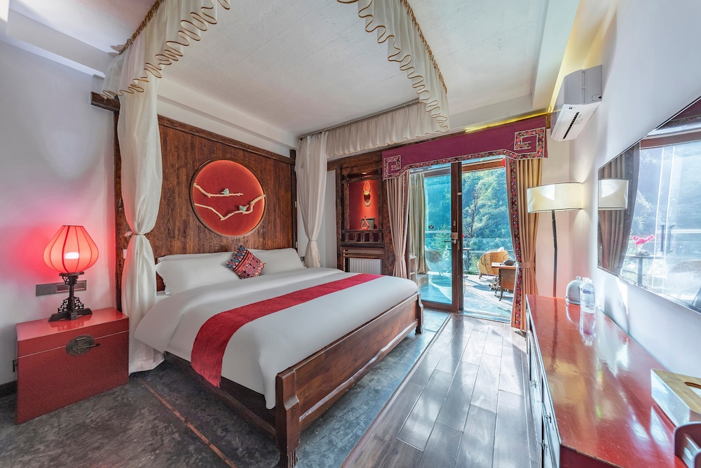 Signature Room, 1 King Bed, Balcony, Mountain View photo 3