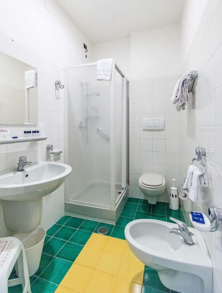 Standard Double Room, 1 Double or 2 Twin Beds, Balcony, Partial Sea View - Photo 4