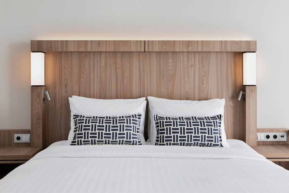 Standard Room, 1 King Bed, Courtyard View - Photo 6