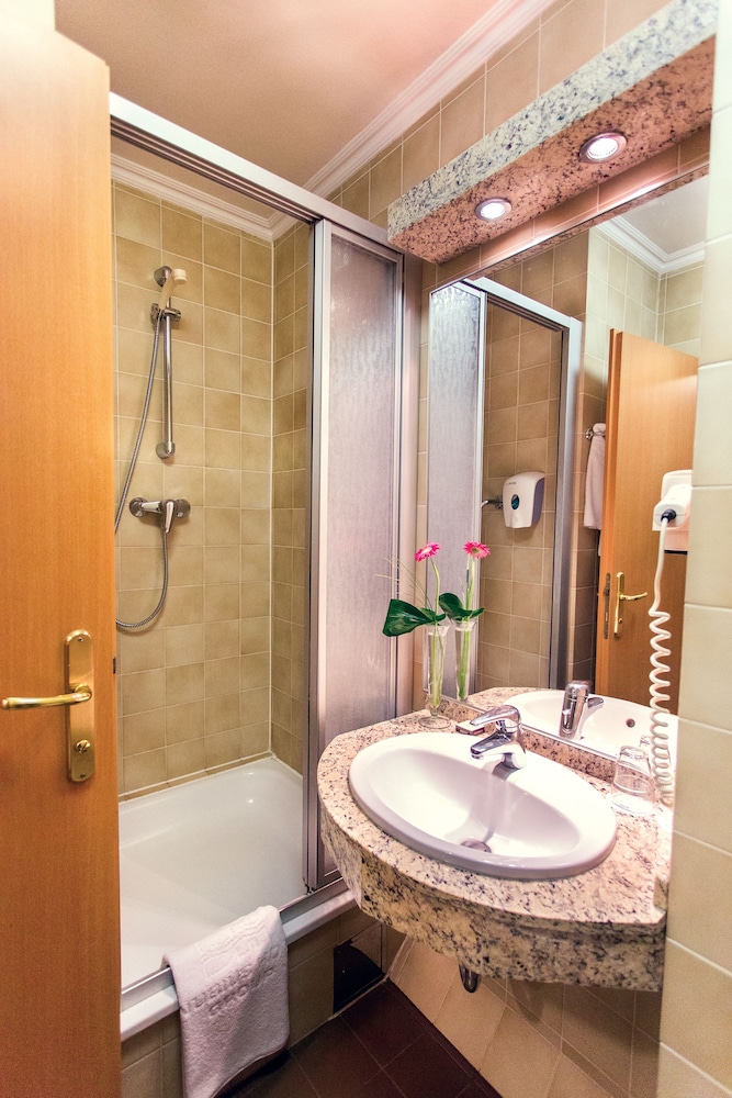 Superior Single Room thumbnail 5