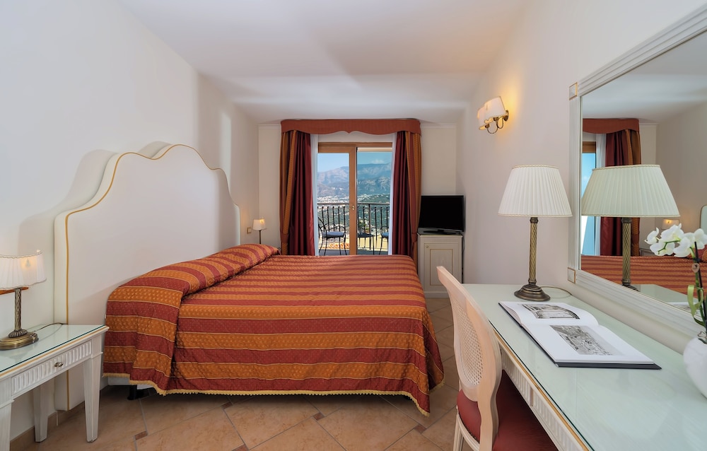 Quadruple Room, Balcony, Partial Sea View photo 1