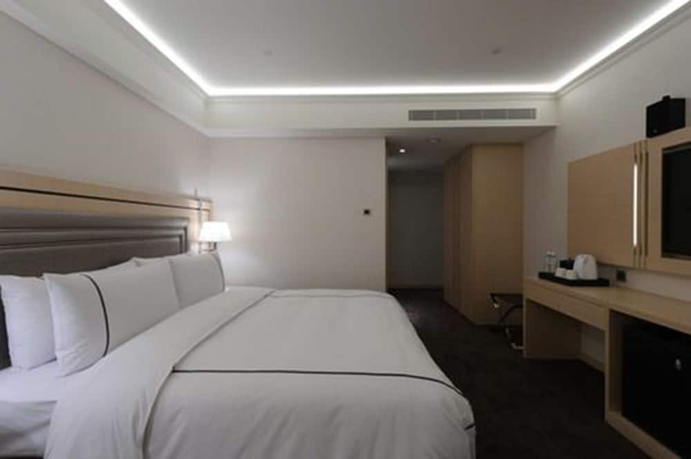 Deluxe Double Room, 1 King Bed, Bathtub photo 3