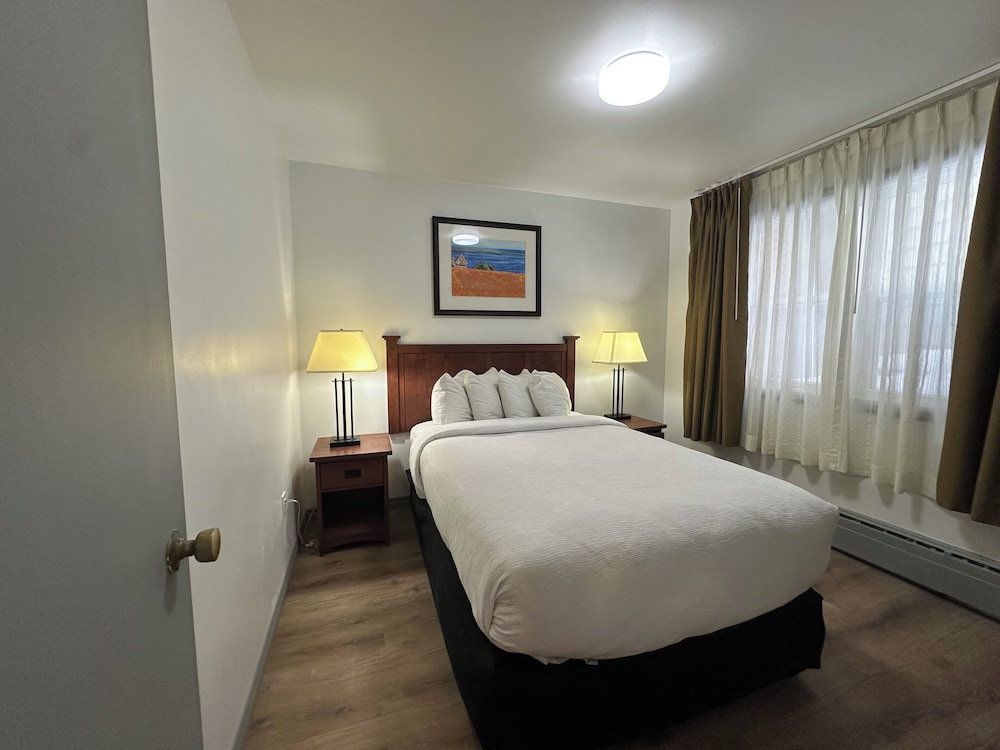 Renovated 1 Queen Bed Suite - Main Building photo 1