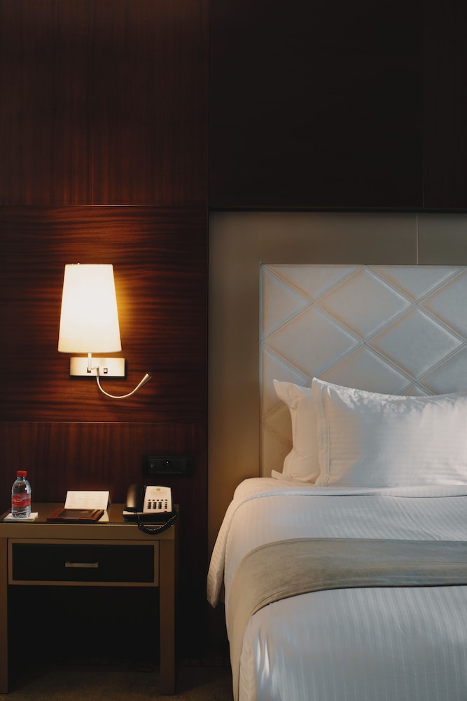 Deluxe Room, 1 King Bed photo 2