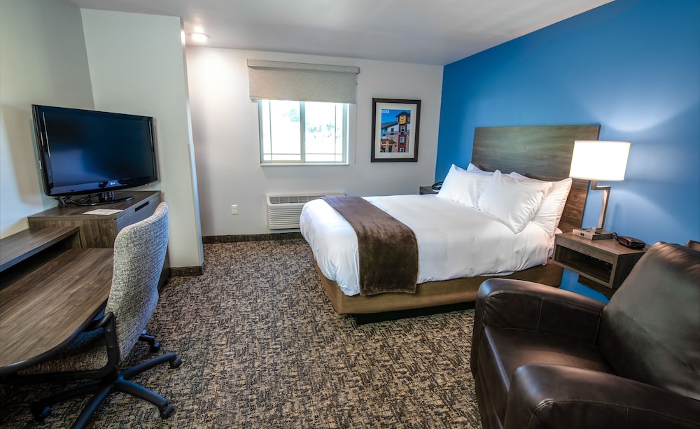 Room, 1 Queen Bed (Recliner) - Photo 3