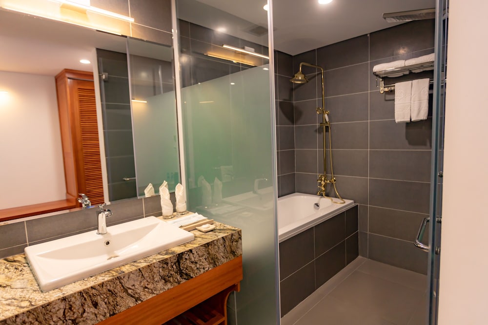 Suite - Photo 2