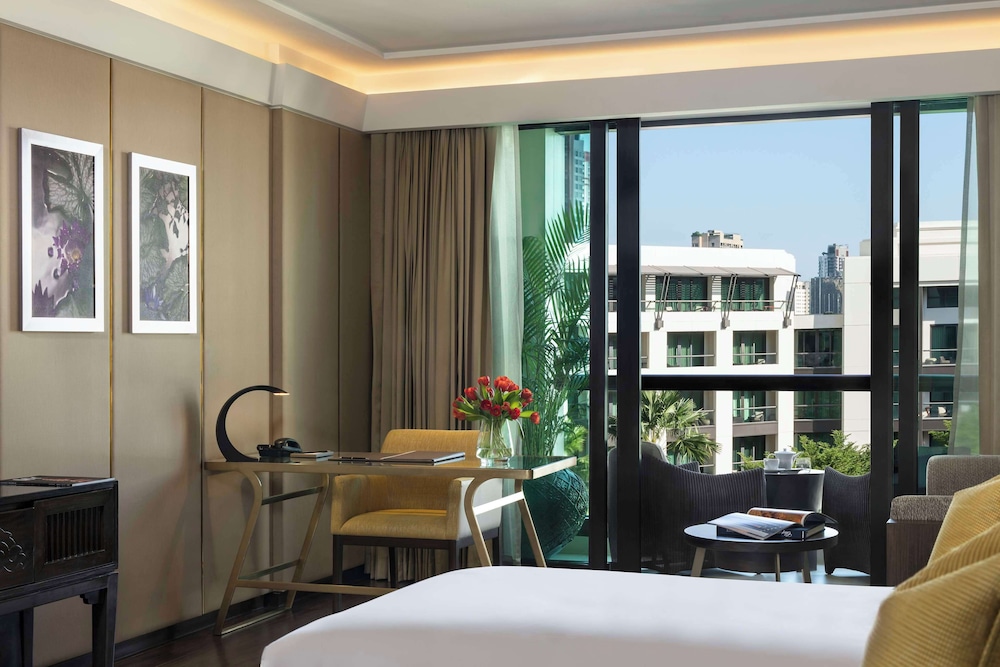 Deluxe Twin Room, Balcony thumbnail 6