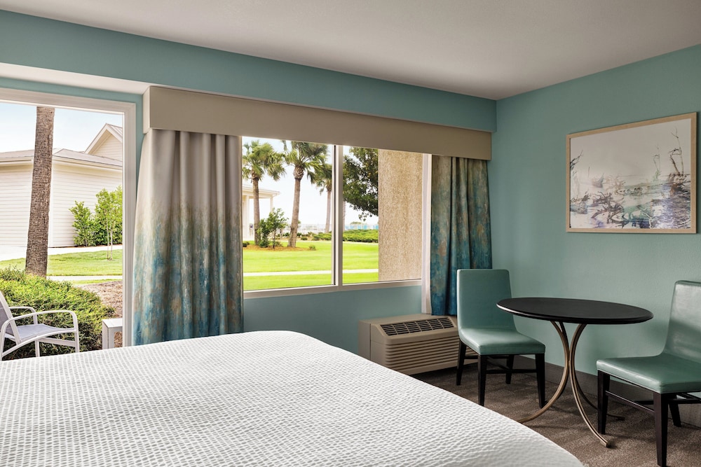 Standard Room, 1 King Bed (Island View) - Photo 2