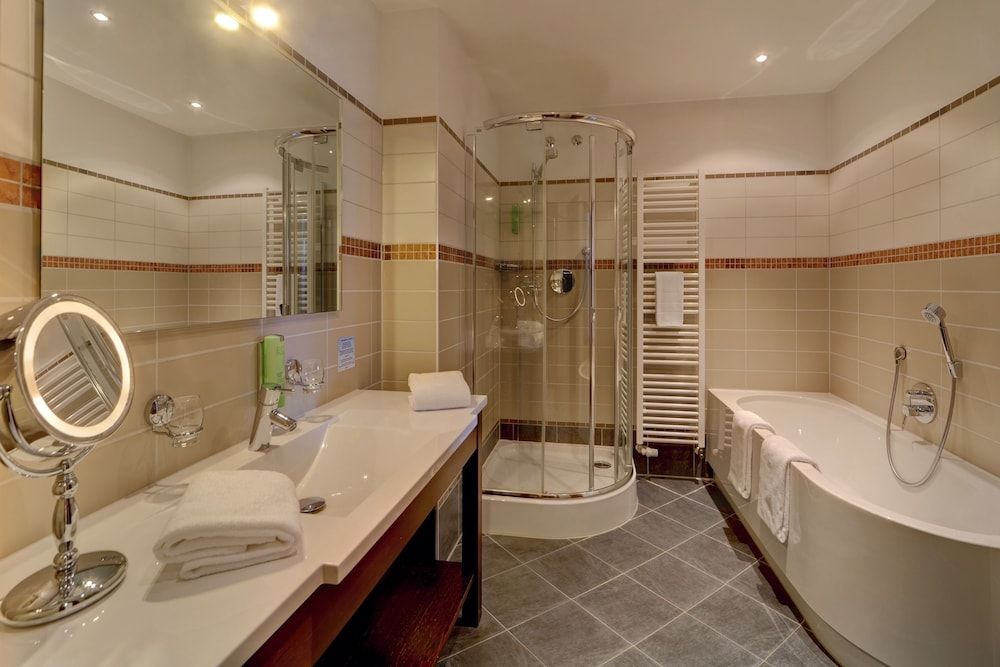 Comfort Suite, 1 Bedroom, Bathtub, Hill View photo 2