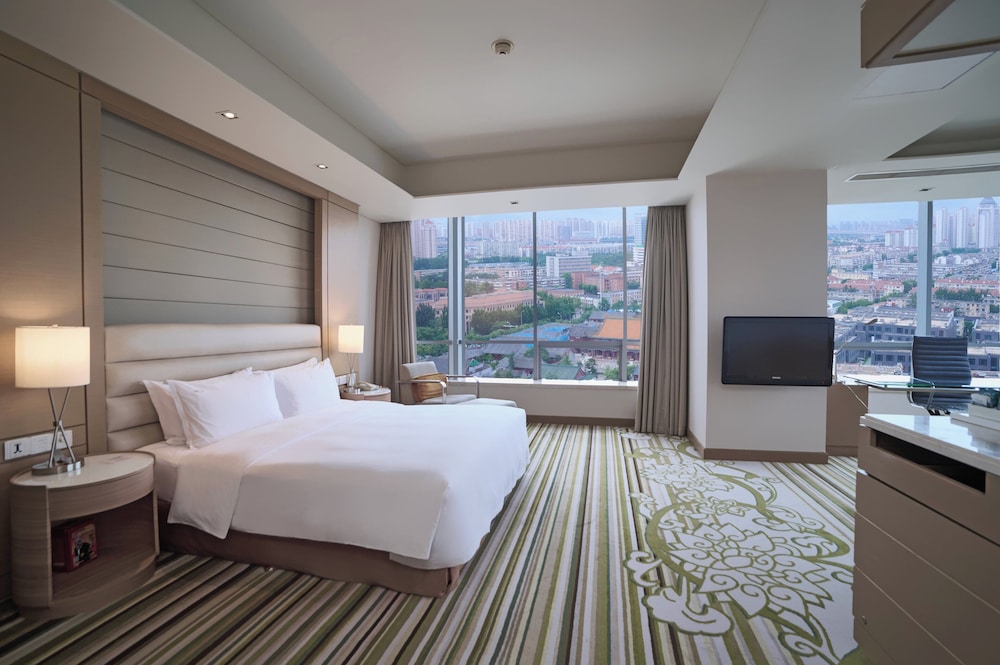 Suite, 1 King Bed - Photo 1