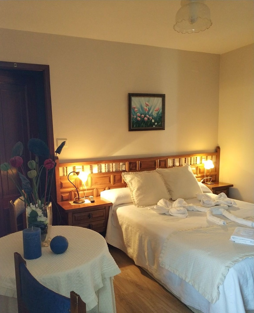 Double Room, Private Bathroom (With Extra Bed) - Photo 4
