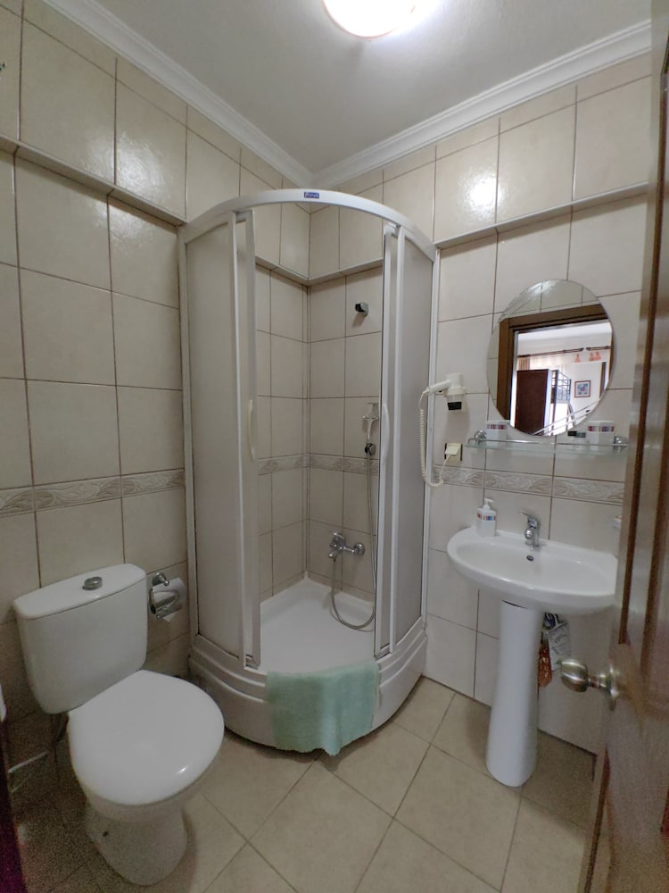 Standard Double Room, Non Smoking, Partial Sea View photo 2