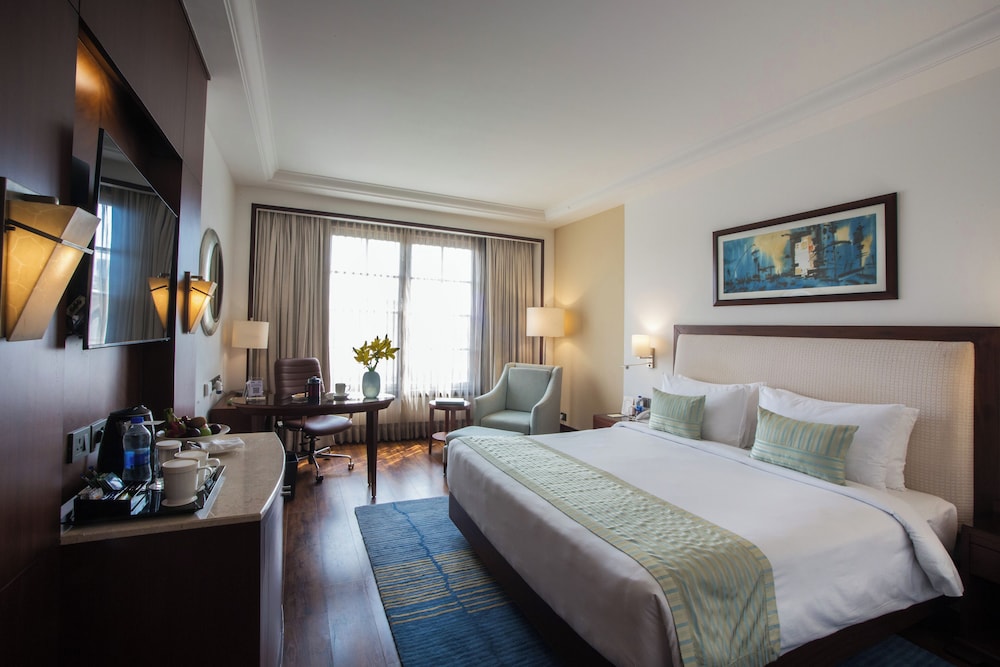 Premium Room, 1 King Bed photo 3