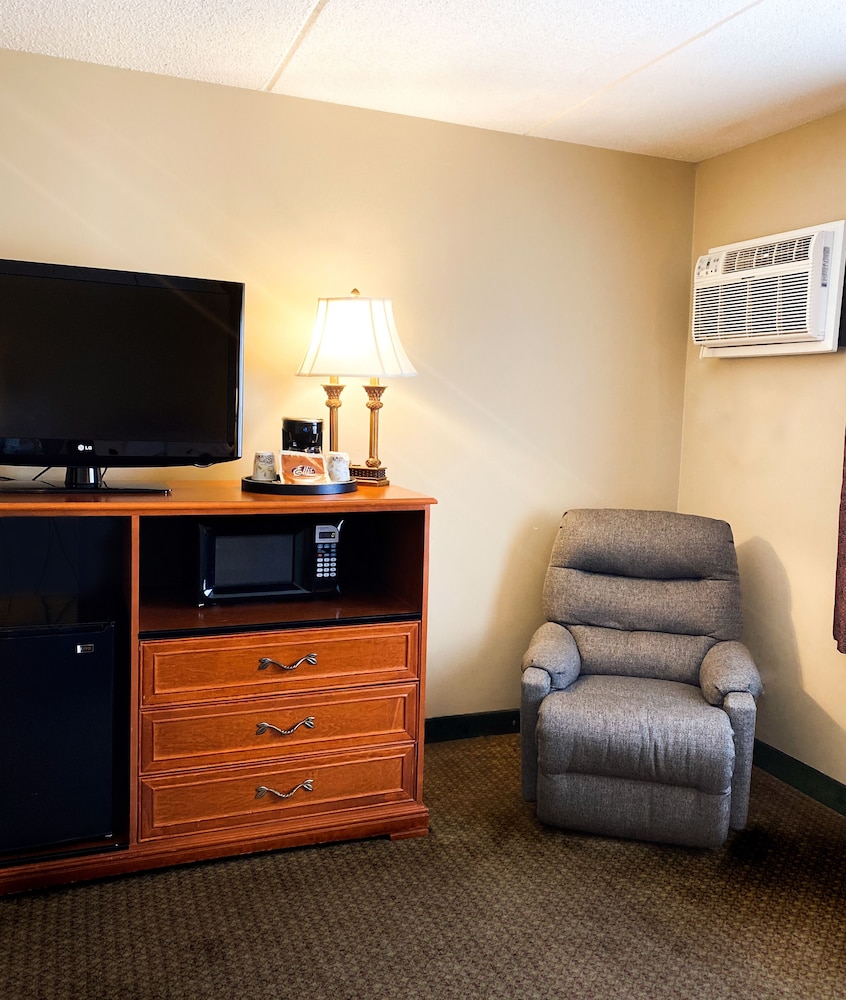 Premier Room, 2 Queen Beds, Non Smoking - Photo 2