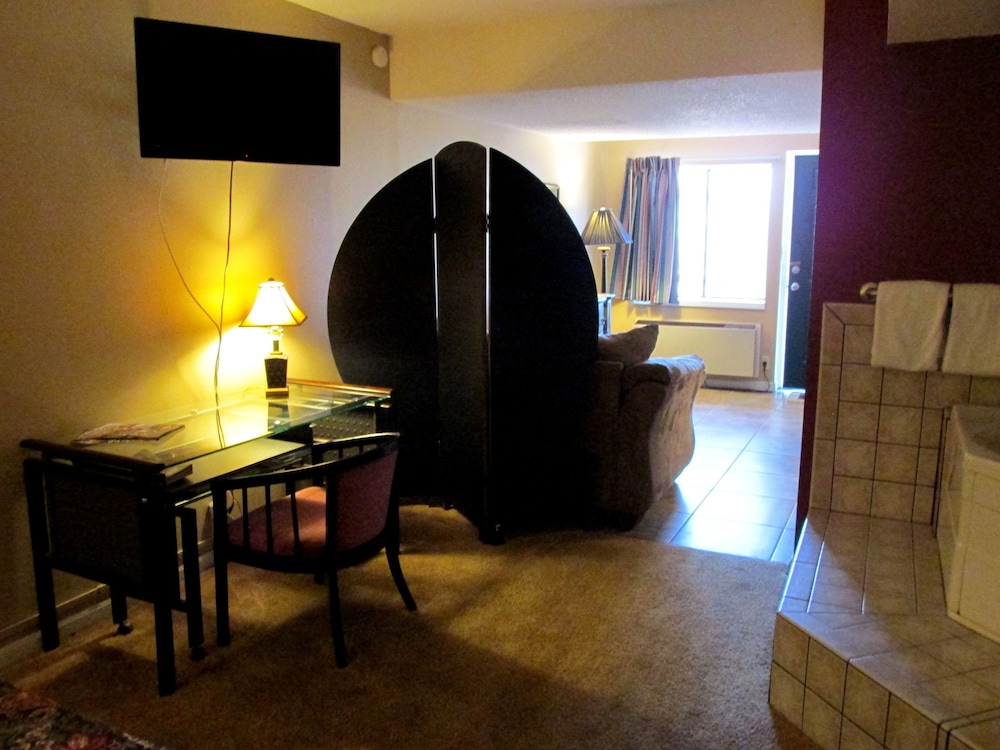 Honeymoon Suite, 1 King Bed, Jetted Tub, Mountain View photo 2