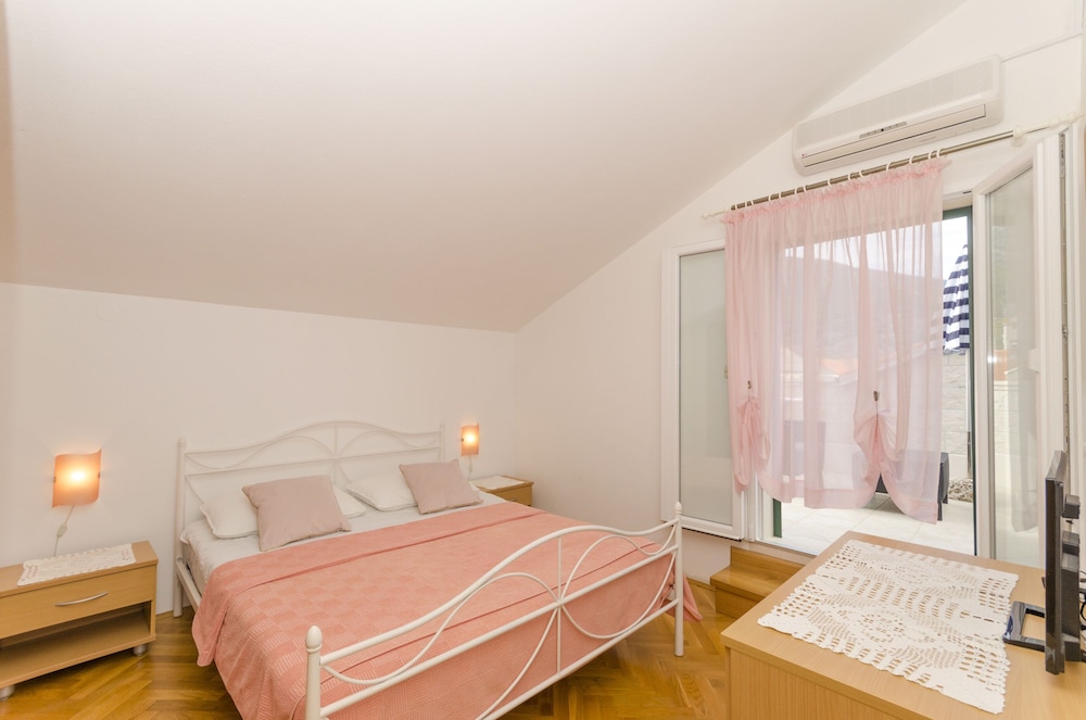 Room (S1)