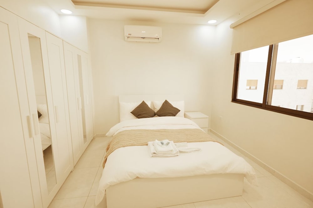 Deluxe Suite, City View