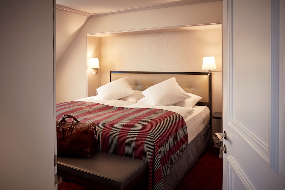 Signature Suite - Photo 3